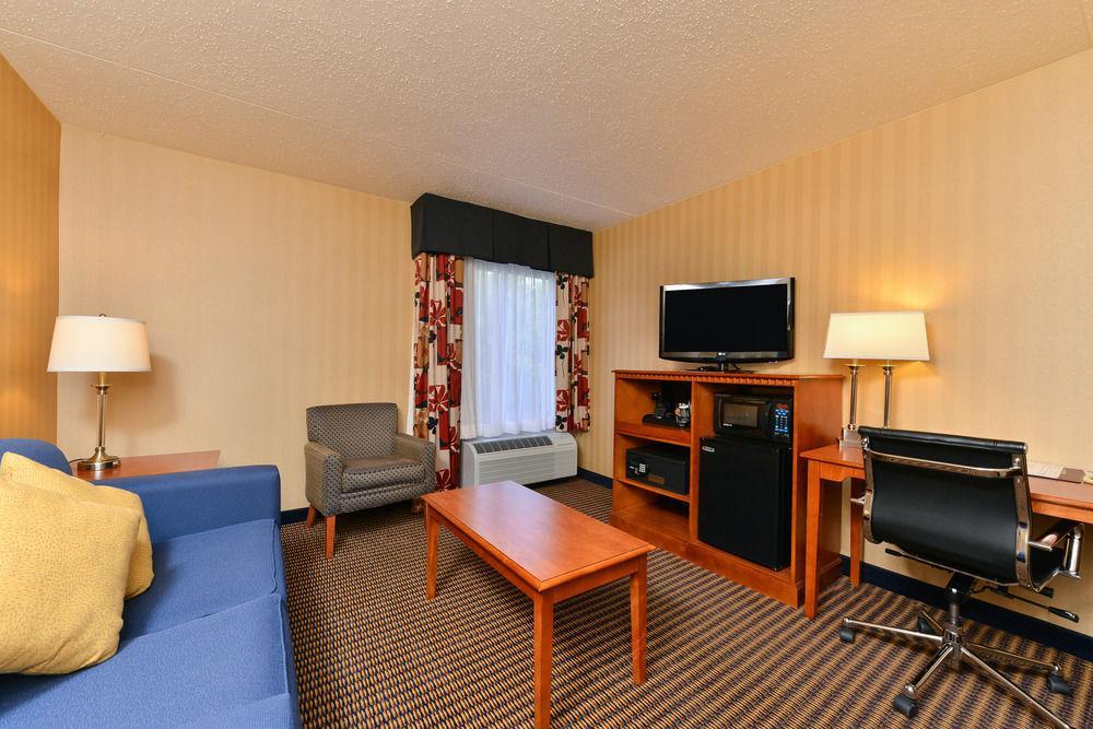 Comfort Inn & Suites Alexandria West Exterior photo
